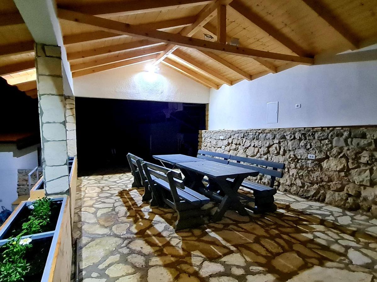 Vila Maslina Apartments Mit Pool Und Garten Nahe Am Strand Tučepi Exterior foto
